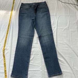 Gloria Vanderbilt Women’s Slimming Effect Straight Leg Jeans. Size 8 C96